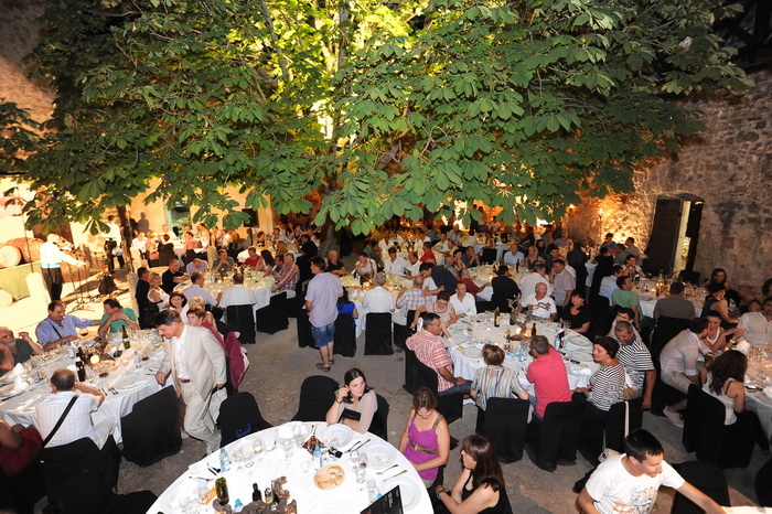 Benkovac, 060712.
U Benkovackom odrzan je 3. festival vina sjeverne i srednje Dalmacije “Vinfest Benkovac 2012”.
Na fotografiji: Vinfest se odrzao u prekrasnom ambijentu benkovackog kastela.
Foto: Luka Gerlanc / CROPIX Benkovac, 060712.
U Benkovackom odrzan je 3. festival vina sjeverne i srednje Dalmacije “Vinfest Benkovac 2012”.
Na fotografiji: Vinfest se odrzao u prekrasnom ambijentu benkovackog kastela.
Foto: Luka Gerlanc / CROPIX