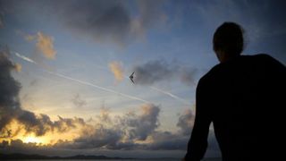 Mladić na zadarskoj rivi iskoristio je južinu za akrobacije zmajem u sami smiraj dana. Photo: Filip Brala/PIXSELL Mladić na zadarskoj rivi iskoristio je južinu za akrobacije zmajem u sami smiraj dana. Photo: Filip Brala/PIXSELL