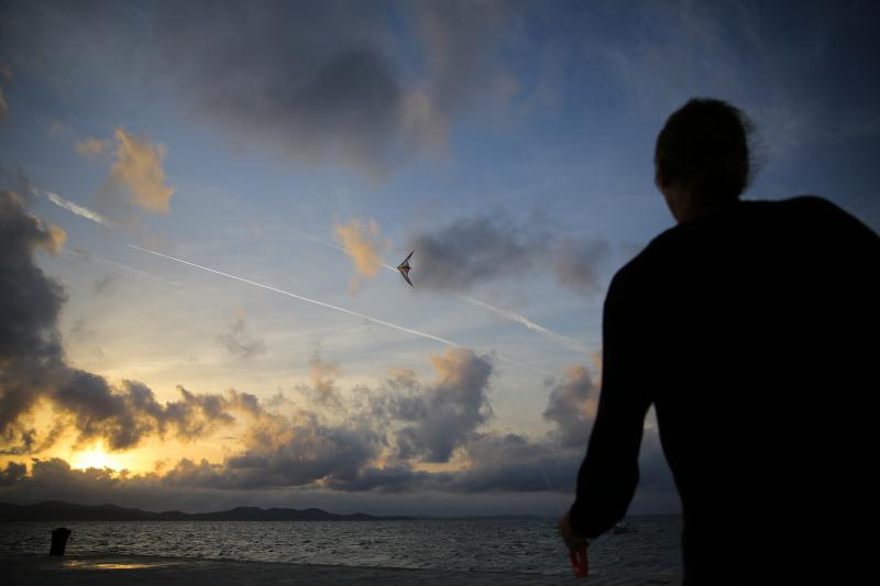 Mladić na zadarskoj rivi iskoristio je južinu za akrobacije zmajem u sami smiraj dana. Photo: Filip Brala/PIXSELL Mladić na zadarskoj rivi iskoristio je južinu za akrobacije zmajem u sami smiraj dana. Photo: Filip Brala/PIXSELL