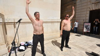 Zadar, 090513.
Jutros su clanovi izborne liste Konji na Narodnom trgu prikazali kako ce zapocinjati njihovi radni dani kada budu u gradskom vijecu. Kako izjavljuju, svaki dan ce poceti postavljanjem u vrstu i slusanjem himne, nakon cega slijedi jutarnja t Zadar, 090513.
Jutros su clanovi izborne liste Konji na Narodnom trgu prikazali kako ce zapocinjati njihovi radni dani kada budu u gradskom vijecu. Kako izjavljuju, svaki dan ce poceti postavljanjem u vrstu i slusanjem himne, nakon cega slijedi jutarnja t