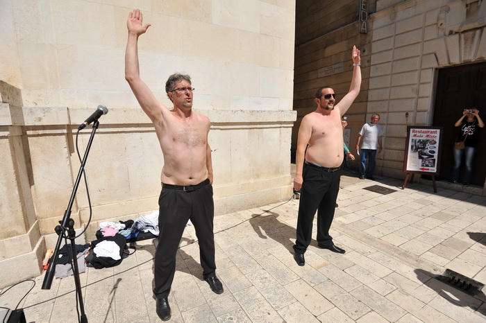 Zadar, 090513.
Jutros su clanovi izborne liste Konji na Narodnom trgu prikazali kako ce zapocinjati njihovi radni dani kada budu u gradskom vijecu. Kako izjavljuju, svaki dan ce poceti postavljanjem u vrstu i slusanjem himne, nakon cega slijedi jutarnja t Zadar, 090513.
Jutros su clanovi izborne liste Konji na Narodnom trgu prikazali kako ce zapocinjati njihovi radni dani kada budu u gradskom vijecu. Kako izjavljuju, svaki dan ce poceti postavljanjem u vrstu i slusanjem himne, nakon cega slijedi jutarnja t