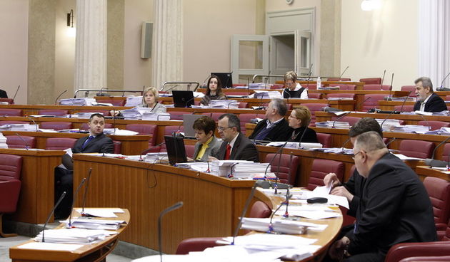 Zagreb, 250113.
Sabor.
Nastavak 7. sjednice Hrvatskoga sabora. Saborski zastupnici tajnim glasovanjem s liste od ukupno 10 kandidata izabiru predsjednicu i cetiri clana Povjerenstva za sprjecavanje sukoba interesa.
Na fotografiji: slabo popunjena sabornic