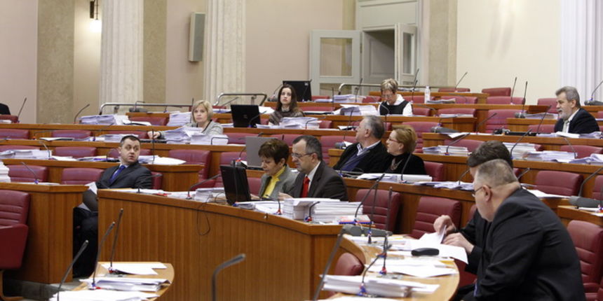 Zagreb, 250113.
Sabor.
Nastavak 7. sjednice Hrvatskoga sabora. Saborski zastupnici tajnim glasovanjem s liste od ukupno 10 kandidata izabiru predsjednicu i cetiri clana Povjerenstva za sprjecavanje sukoba interesa.
Na fotografiji: slabo popunjena sabornic