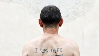 Siniša Labrović: Performans “Poštovani gospodine predsjedniče, možete me poljubiti u guzicu” Siniša Labrović: Performans “Poštovani gospodine predsjedniče, možete me poljubiti u guzicu”