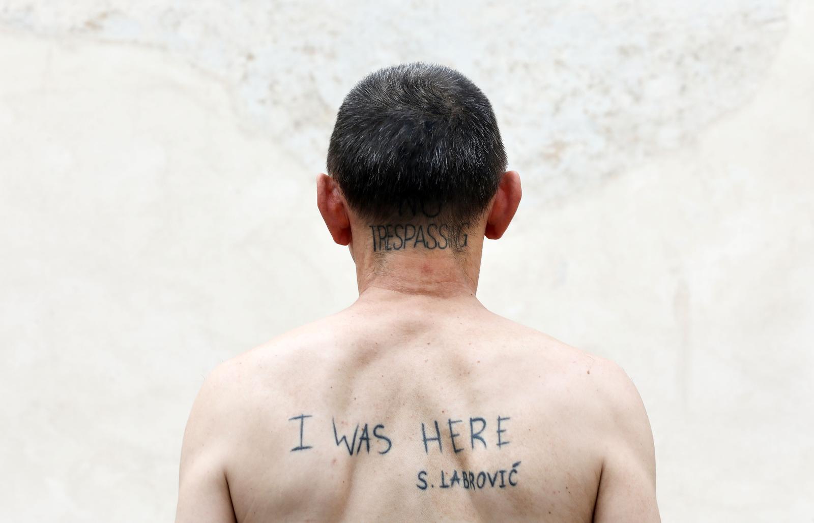 Siniša Labrović: Performans “Poštovani gospodine predsjedniče, možete me poljubiti u guzicu” Siniša Labrović: Performans “Poštovani gospodine predsjedniče, možete me poljubiti u guzicu”