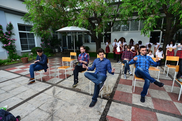 Kazališna udruga “Igrajmo se” predstavila je dramsku igru “Coffee to go” u atriju Gradske knjižnice Zadar