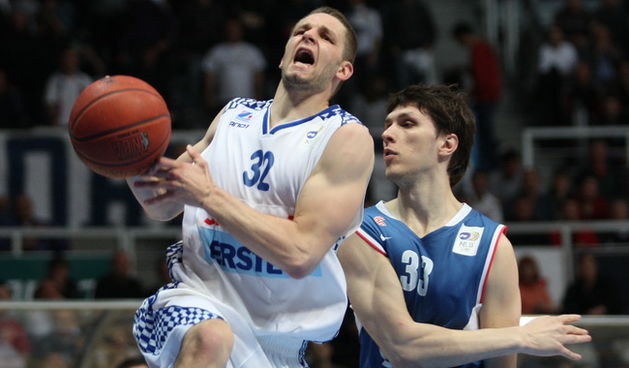 Zadar, 110410. Dvorana Kresimira Cosica na Visnjiku.Kosarkaska utakmica Lige za prvaka izmedju Zadra i CIbone. Na fotografiji: Marko Car i Marko Tomas. Foto: Vladimir Ivanov / CROPIX