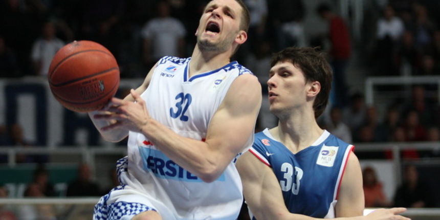 Zadar, 110410. Dvorana Kresimira Cosica na Visnjiku.Kosarkaska utakmica Lige za prvaka izmedju Zadra i CIbone. Na fotografiji: Marko Car i Marko Tomas. Foto: Vladimir Ivanov / CROPIX Zadar, 110410. Dvorana Kresimira Cosica na Visnjiku.Kosarkaska utakmica Lige za prvaka izmedju Zadra i CIbone. Na fotografiji: Marko Car i Marko Tomas. Foto: Vladimir Ivanov / CROPIX