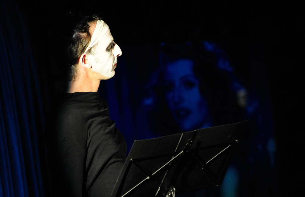 17. Zadarsko kazališno ljeto: Multimedijalni performans “Diva”, Edvin Liverić, foto: N. Marčev 17. Zadarsko kazališno ljeto: Multimedijalni performans “Diva”, Edvin Liverić, foto: N. Marčev