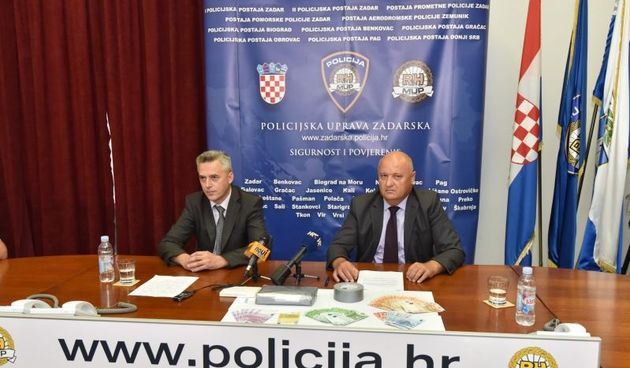 Nacelnik PU Zadarske na izvanrednoj konferenciji za medije prezentirao je uspjesno okoncanu akciju zapljene preko kilograma cistog kokaina. Droga je pronadjena u vozilu njemackih registarskih oznaka na odmoristu Nadin na autocesti A1. Osim kokaina kod voz