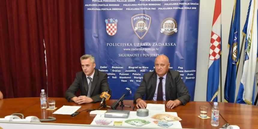 Nacelnik PU Zadarske na izvanrednoj konferenciji za medije prezentirao je uspjesno okoncanu akciju zapljene preko kilograma cistog kokaina. Droga je pronadjena u vozilu njemackih registarskih oznaka na odmoristu Nadin na autocesti A1. Osim kokaina kod voz