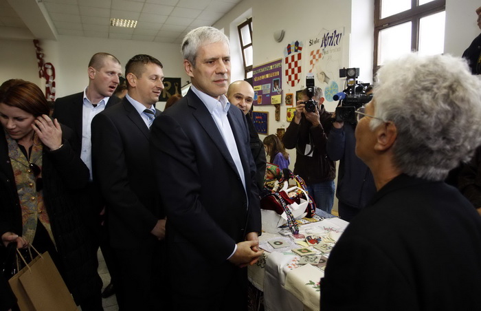 Gracac, 251110.
Danas popodne predsjednik Srbije Boris Tadic i predsjenik Hrvatske Ivo Josipovic posjetili su Gracac i sajam tradicijskih proizvoda i obrta pod nazivom Jesen u Gracacu.
Foto: Jure Miskovic / CROPIX Gracac, 251110.
Danas popodne predsjednik Srbije Boris Tadic i predsjenik Hrvatske Ivo Josipovic posjetili su Gracac i sajam tradicijskih proizvoda i obrta pod nazivom Jesen u Gracacu.
Foto: Jure Miskovic / CROPIX