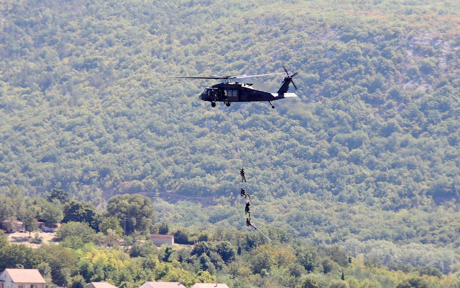 Preleti Rafalea i Krila oluje na obilježavanju 29. obljetnice VRO Oluja @ Knin Preleti Rafalea i Krila oluje na obilježavanju 29. obljetnice VRO Oluja @ Knin