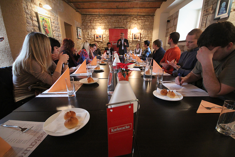 Restoran Atriji na Poluotoku. Karlovacka pivovara organizirala je degustaciju domaceg i stranog piva iz svog portfelja, te portfelja Heineken-a. Foto-SAŠA ČUKA Restoran Atriji na Poluotoku. Karlovacka pivovara organizirala je degustaciju domaceg i stranog piva iz svog portfelja, te portfelja Heineken-a. Foto-SAŠA ČUKA