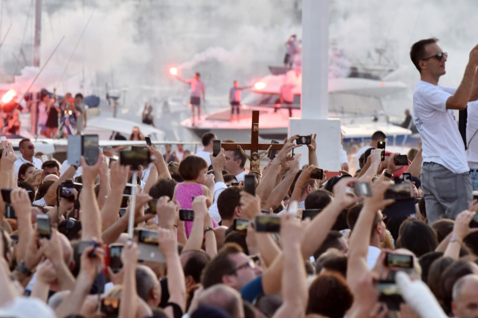 Split dostojanstveno na posljednju plovidbu ispratio legendu Olivera Dragojevića