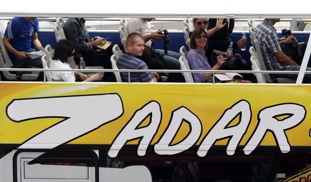 Zadar, 040610.
Danas je kod zadarskog mosta predstavljen panoramski autobus Double decker koji ce voziti turiste u obilazak grada.
Foto: Jure Miskovic / CROPIX