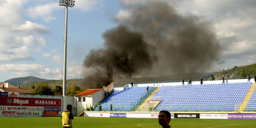 Siroki brijeg, 041009.
Neredi prije utakmice BiH Premierlige u Sirokom Brijegu. Navijaci klubova Sarajevo i Siroki Brijeg su se zestoko sukobili, pri cemu je ubijen jedan navijac Sarajeva te je vise osoba zadobilo mnogobrojne ozlijede. Poslije svega dones Siroki brijeg, 041009.
Neredi prije utakmice BiH Premierlige u Sirokom Brijegu. Navijaci klubova Sarajevo i Siroki Brijeg su se zestoko sukobili, pri cemu je ubijen jedan navijac Sarajeva te je vise osoba zadobilo mnogobrojne ozlijede. Poslije svega dones
