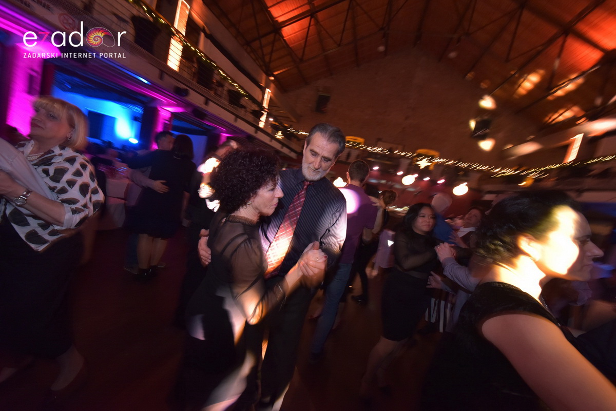 Tisuće Zadrana uživalo na krcatom Narodnom trgu i Tgu Petra Zoranića uz Tomislava Bralića i klapu Intrade Tisuće Zadrana uživalo na krcatom Narodnom trgu i Tgu Petra Zoranića uz Tomislava Bralića i klapu Intrade