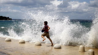 Zadar, 200711.
Jaka tramontana puse od sinoc. Dok mnogima stvara probleme u morskom prometu neki uzivaju u velikim valovima. 
Foto: Jure Miskovic / CROPIX