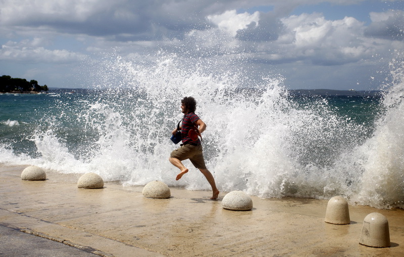 Zadar, 200711.
Jaka tramontana puse od sinoc. Dok mnogima stvara probleme u morskom prometu neki uzivaju u velikim valovima. 
Foto: Jure Miskovic / CROPIX