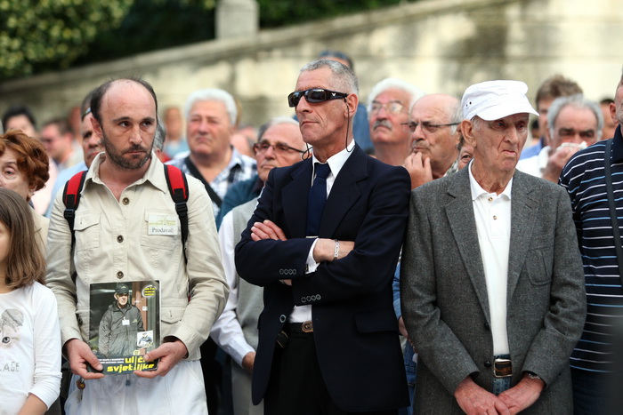 Zadar, 120513.
Trg pet bunara, Poluotok. 
Predizborni skup SDP-a na kojem je sudjelovao predsjednik stranke Zoran Milanovic. Na skupu je predstavljen i kandidat za gradonacelnika Zadra Ivo Bilic. Na fotografiji: gradjani na skupu.
Foto: Jure Miskovic / CR
