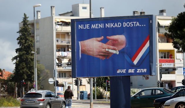 Zadar, 220413.
Povodom predizborne kampanje koja traje vec neko vrijeme u Zadru grad je ponovno oblijepljen plakatima, ali ovog puta plakatima ocito antihadezeovskog sadrzaja.
Foto: Jure Miskovic / CROPIX