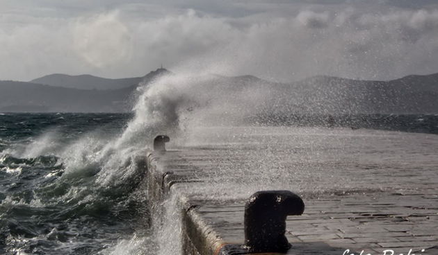 Olujno jugo na zadarskoj rivi 5. studenog 2014.  Foto: Roberto Lerga