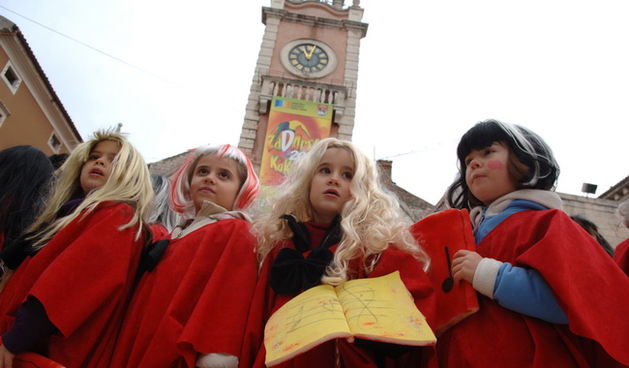 Zadar, 110210.
 Danas je u tjeku drugi dan Karnevalica u kojem sudjeluju djeca zadarskih vrtica. Povorka je prosetala gradom, a zbog kise zabavu su nastavili u klubu “Arsenal”.
Foto : Andrija Lucic / Cropix