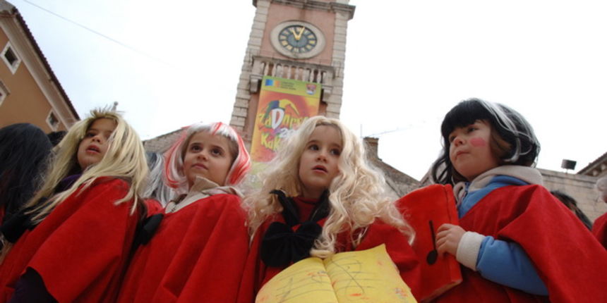 Zadar, 110210.
Danas je u tjeku drugi dan Karnevalica u kojem sudjeluju djeca zadarskih vrtica. Povorka je prosetala gradom, a zbog kise zabavu su nastavili u klubu “Arsenal”.
Foto : Andrija Lucic / Cropix Zadar, 110210.
Danas je u tjeku drugi dan Karnevalica u kojem sudjeluju djeca zadarskih vrtica. Povorka je prosetala gradom, a zbog kise zabavu su nastavili u klubu “Arsenal”.
Foto : Andrija Lucic / Cropix