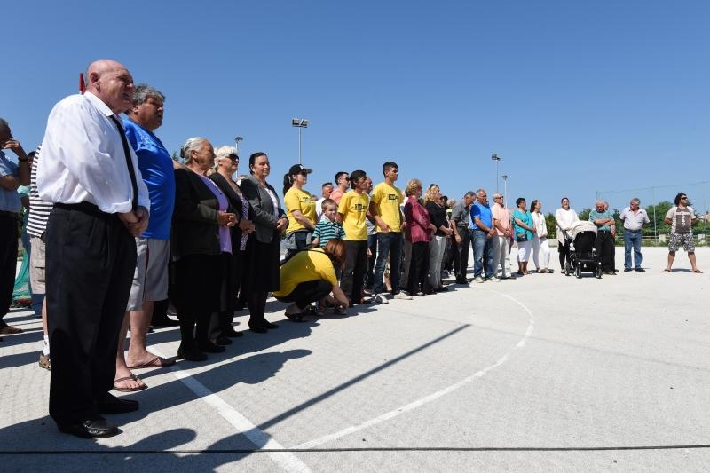 Nekoliko desetaka mještana danas je u Suhovarama prosvjedovalo je protiv projekta zbrinjavanja otpada u Biljanima.  Photo: Dino Stanin/PIXSELL