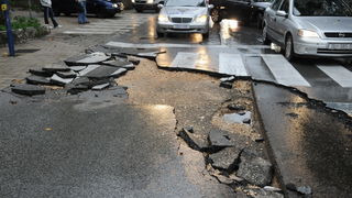 Dubrovnik, 221110.
Velike kolicine kise koje su padale danas na dubrovackom podrucju izazvale su velike poplave , odrone, sto je uveliko otezavalo pjesacki o cestovni promet. U Vukovarskoj ulici, kod FINE, usljed velikih oborina doslo je do pucanja asfalt