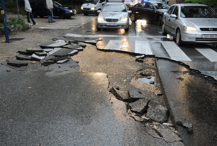 Dubrovnik, 221110.
Velike kolicine kise koje su padale danas na dubrovackom podrucju izazvale su velike poplave , odrone, sto je uveliko otezavalo pjesacki o cestovni promet. U Vukovarskoj ulici, kod FINE, usljed velikih oborina doslo je do pucanja asfalt