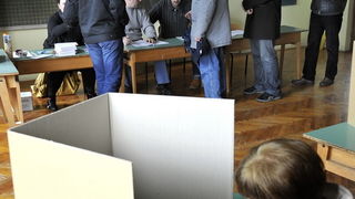 Split, 100110.
Drugi krug predsjednickih izbora 2010. u kojem gradjani biraju izmedju Ive Josipovica i Milana Bandica.
Na fotografiji: biracko mjesto u OS Trstenik.
Foto: Josko Ponos / CROPIX