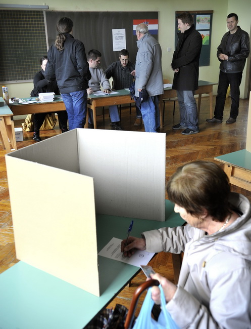 Split, 100110.
Drugi krug predsjednickih izbora 2010. u kojem gradjani biraju izmedju Ive Josipovica i Milana Bandica.
Na fotografiji: biracko mjesto u OS Trstenik.
Foto: Josko Ponos / CROPIX