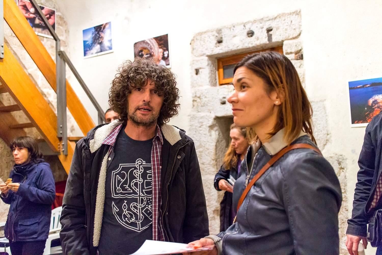 Galerija Kapetanova kula: Svečano otvorenje izložbe “Rastočeno vrime” Stipe Suraća. Foto: Mladen Radolović Mrlja Galerija Kapetanova kula: Svečano otvorenje izložbe “Rastočeno vrime” Stipe Suraća. Foto: Mladen Radolović Mrlja