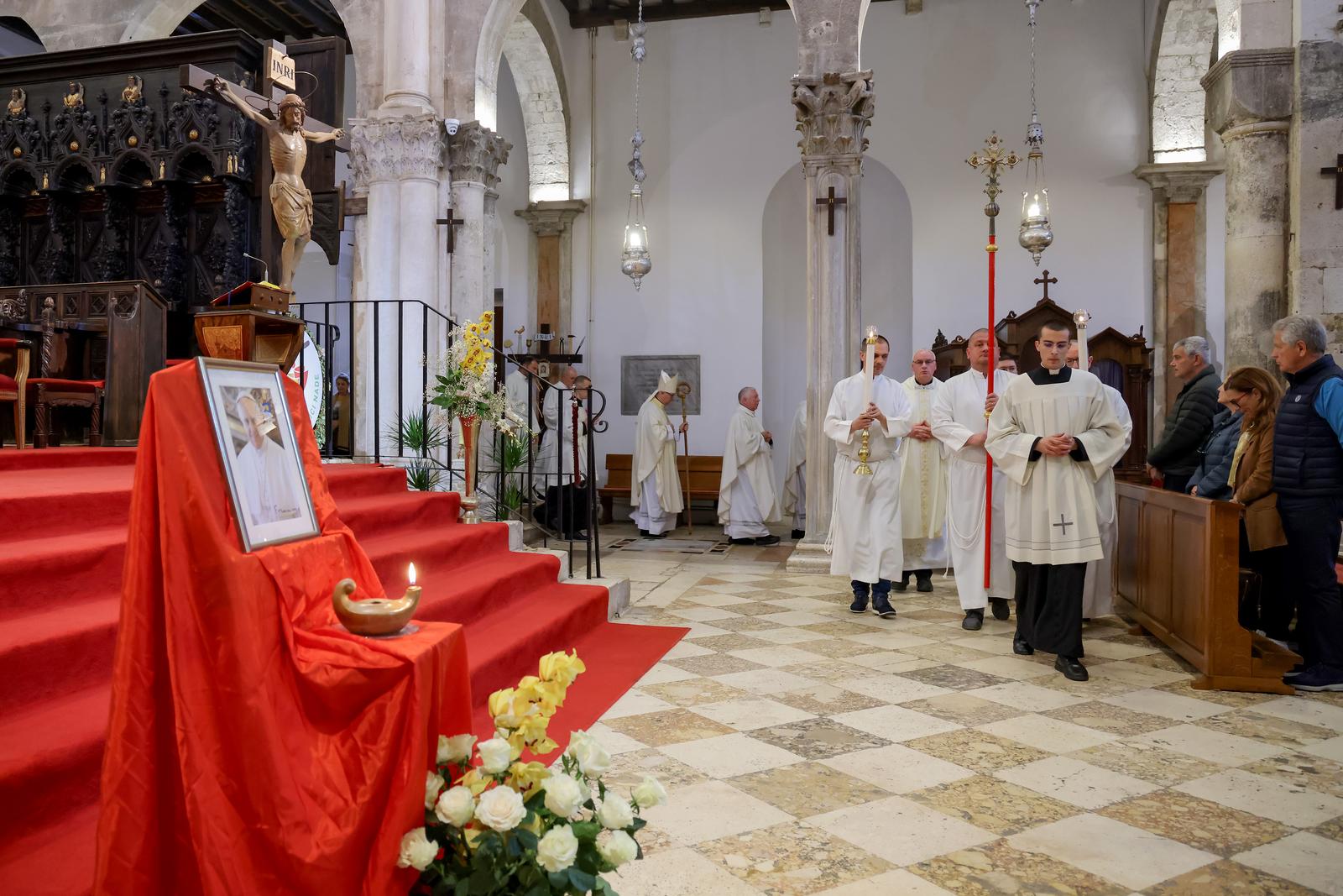 Nadbiskup Milan Zgrablić predvodio misu zadušnicu za Papu Franju Nadbiskup Milan Zgrablić predvodio misu zadušnicu za Papu Franju