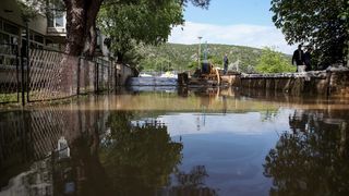 Obrovac: Poplava se polako povlači, stanovnici spašavaju stvari iz domova