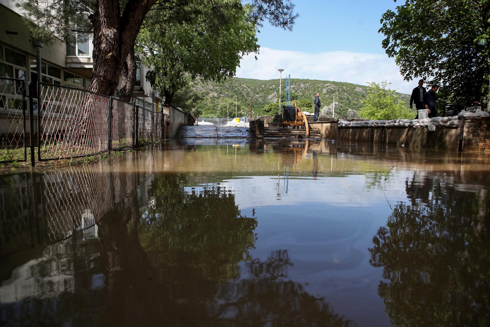Obrovac: Poplava se polako povlači, stanovnici spašavaju stvari iz domova