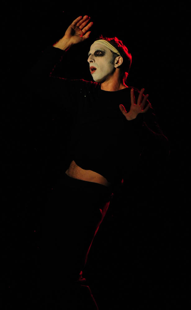 17. Zadarsko kazališno ljeto: Multimedijalni performans “Diva”, Edvin Liverić, foto: N. Marčev 17. Zadarsko kazališno ljeto: Multimedijalni performans “Diva”, Edvin Liverić, foto: N. Marčev