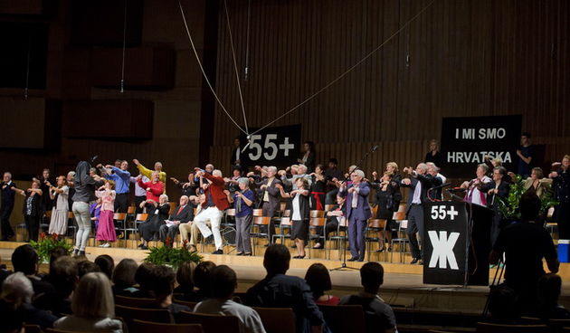 Zagreb, 230912.
Veceras je u KD Vatroslav Lisinski premijerno izvedena predstava Montazstroja 55+ u kojoj volonterski glumi 55 anonimaca starijih od 55 godina.
Foto: Neja Markicevic / CROPIX