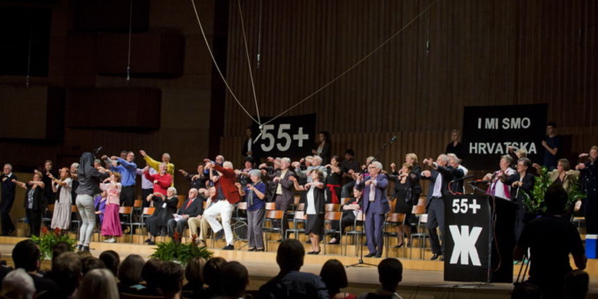 Zagreb, 230912.
Veceras je u KD Vatroslav Lisinski premijerno izvedena predstava Montazstroja 55+ u kojoj volonterski glumi 55 anonimaca starijih od 55 godina.
Foto: Neja Markicevic / CROPIX Zagreb, 230912.
Veceras je u KD Vatroslav Lisinski premijerno izvedena predstava Montazstroja 55+ u kojoj volonterski glumi 55 anonimaca starijih od 55 godina.
Foto: Neja Markicevic / CROPIX