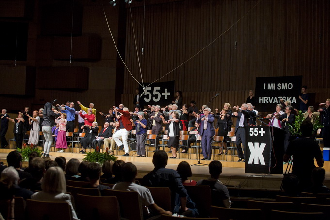 Zagreb, 230912.
Veceras je u KD Vatroslav Lisinski premijerno izvedena predstava Montazstroja 55+ u kojoj volonterski glumi 55 anonimaca starijih od 55 godina.
Foto: Neja Markicevic / CROPIX Zagreb, 230912.
Veceras je u KD Vatroslav Lisinski premijerno izvedena predstava Montazstroja 55+ u kojoj volonterski glumi 55 anonimaca starijih od 55 godina.
Foto: Neja Markicevic / CROPIX
