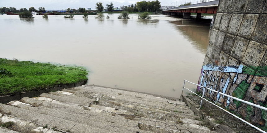 Zagreb, 291012.
Nabujala rijeka Sava, snimljena s Mosta mladosti, izasla je iz svog prirodnog korita zbog vecih oborina ovih dana. Glavnina vodenog vala je prosla i vodostaj je u opadanju.
Foto: Boris Kovacev / CROPIX