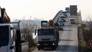 Vir, 190213.
Otoki Vir. 
Kao sto je i najavljeno, pocelo je rusenje ilegalnih objekata. Polazisna tocka bagera je otok Vir na kojem je oko 8.000 bespravno izgradjenih objekata. Nesto prije 9 sati prvi je bager stigao na taj otok. Policija asistira na podr