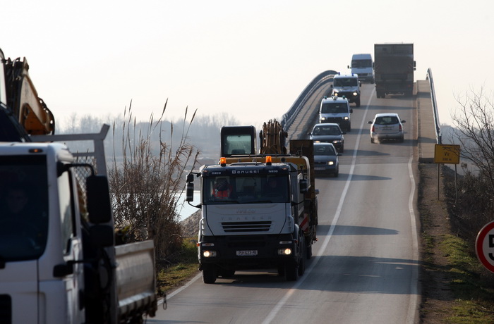 Vir, 190213.
Otoki Vir. 
Kao sto je i najavljeno, pocelo je rusenje ilegalnih objekata. Polazisna tocka bagera je otok Vir na kojem je oko 8.000 bespravno izgradjenih objekata. Nesto prije 9 sati prvi je bager stigao na taj otok. Policija asistira na podr
