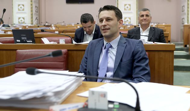 Božo Petrov nasmijan došao na sjednicu