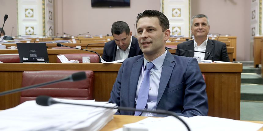 Božo Petrov nasmijan došao na sjednicu Božo Petrov nasmijan došao na sjednicu