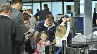 Zagreb, 250912.
Zracna luka Zagreb.
Jutros je iz zagrebacke zracne luke s roditeljima otputovala djevojcica Stephanie Milda (5), koja boluje od teske malformacije mozga.
Za operaciju u Chicagu humanitarnim akcijama i dobrovoljnim prilozima prikupljeno je