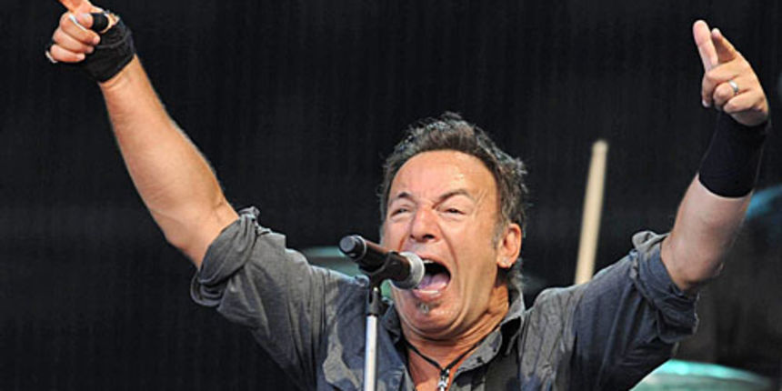 APAOZE02 – 05072009 – WIEN – OESTERREICH: ZU APA TEXT KI – Bruce Springsteen waehrend eines Konzertes am Sonntag, 5. Juli 2009 im Wiener Ernst Happel Stadion. APA-FOTO: HERBERT P. OCZERET APAOZE02 – 05072009 – WIEN – OESTERREICH: ZU APA TEXT KI – Bruce Springsteen waehrend eines Konzertes am Sonntag, 5. Juli 2009 im Wiener Ernst Happel Stadion. APA-FOTO: HERBERT P. OCZERET