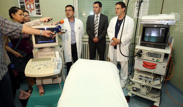 Zadar, 030513.
Opca bolnica Zadar. 
U zadarskoj bolnici danas je predstavljena donacija OTP banke zahvaljujuci kojoj je u protekla dva mjeseca u zadarskoj bolnici u upotrebi novi uredjaj za kolonoskopiju. OTP banka je donirala 150.000 kuna te je time potp